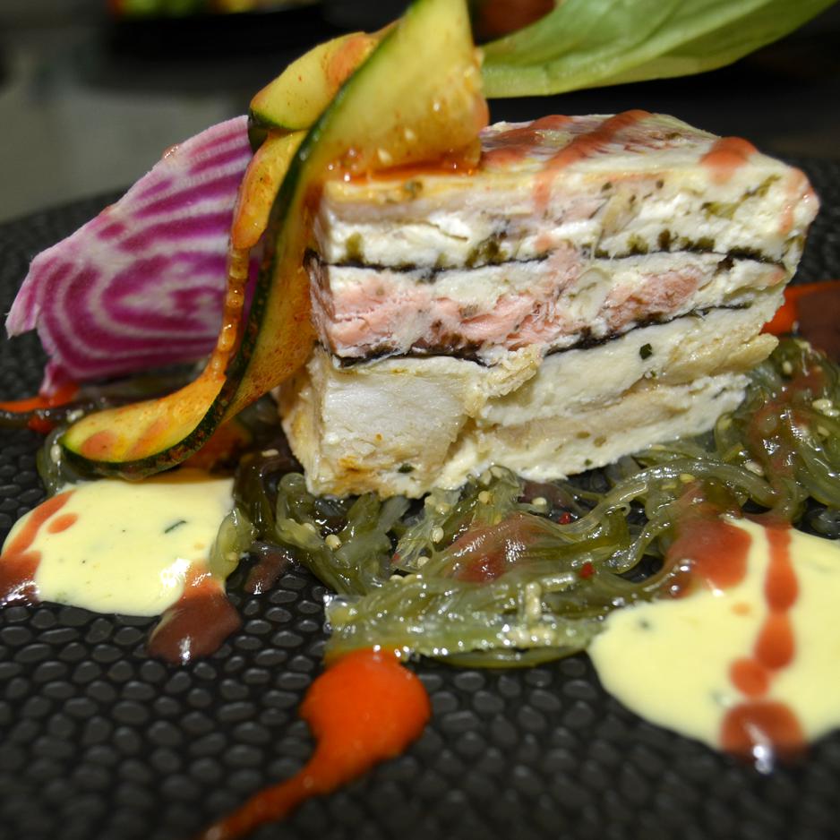 Strate de l’océan : Lieu fumé, saumon et rouget, vinaigrette aux agrumes et betterave.