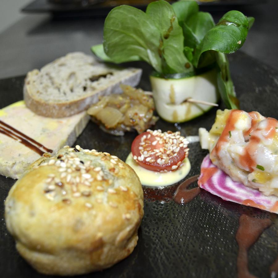 Assiette gourmande des 3 saveurs : Foie gras mariné au Cartagène, pain aux noix et noisettes Tourtine de grenouilles désossées, crème d’ail Tartare de dorade mangue et radis noir.