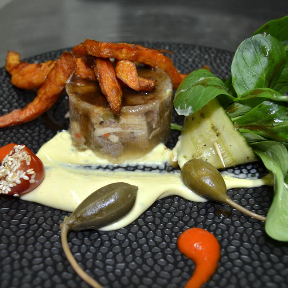 Potjevleesch sauce mousseline savora, frites de patate douce et câpron.