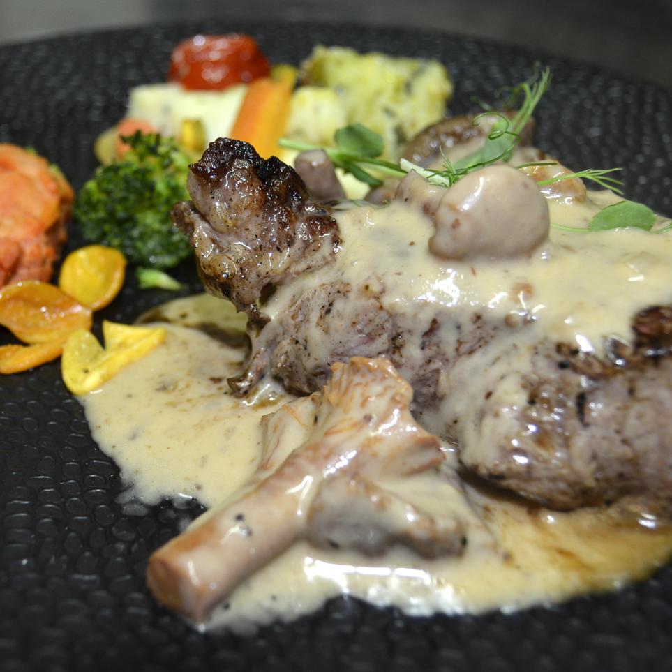 Coeur de faux filet charolais*, sauce aux girolles.