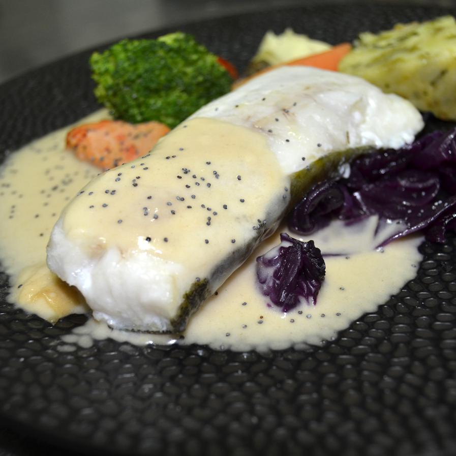 Cabillaud rôti sur une ch’tite fondue de choux rouge et pommes façon Mamidine, sauce au Vermouth.