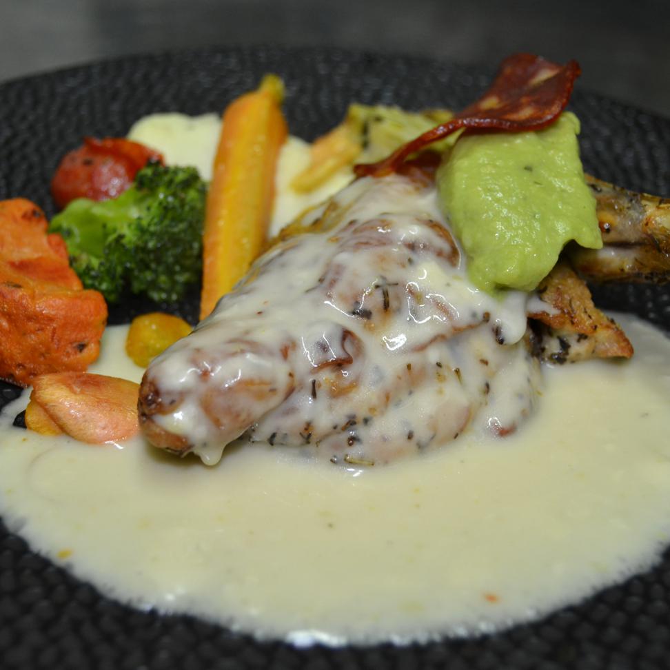 Suprême de pintade lardé de chorizo, crème au guacamole.