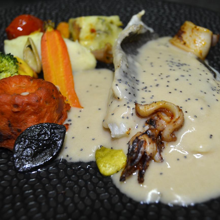 Filet de Saint-Pierre, crème au combawa, calamar rôti au paprika.