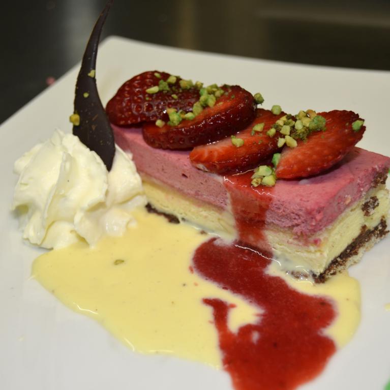 Bavarois du boss Hervé : framboise, chocolat blanc et croustillant chocolat noir.